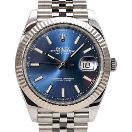 Rolex Datejust 41 Edelstahl Weißgold 126334 Blau Jubile-Band mit blauem Zifferblatt und Edelstahlarmband.