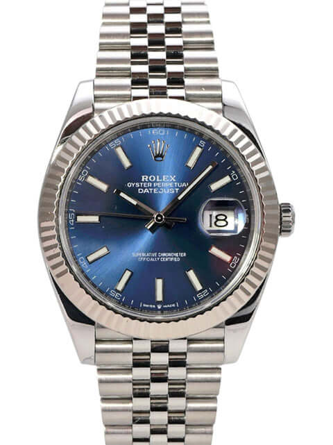 Rolex Datejust 41 Edelstahl Weißgold 126334 Blau Jubile-Band mit blauem Zifferblatt und Edelstahlarmband.
