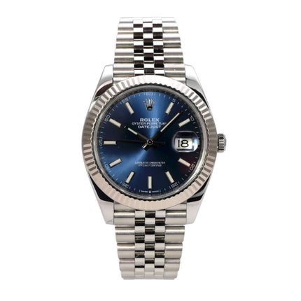 Rolex Datejust 41 Edelstahl Weißgold 126334 Blau Jubile-Band mit blauem Zifferblatt und Jubilé-Armband.