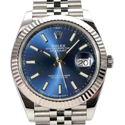 Rolex Datejust 41 Edelstahl Weißgold 126334 Blau Jubile-Band mit blauem Zifferblatt und Jubile-Armband.