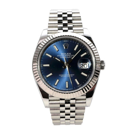 Rolex Datejust 41 Edelstahl Weißgold 126334 Blau Jubile-Band mit blauem Zifferblatt und geriffelter Lünette.