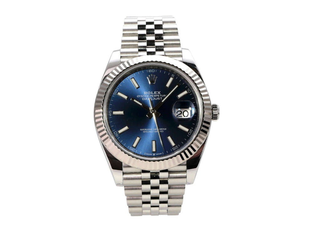 Rolex Datejust 41 Edelstahl Weißgold 126334 Blau Jubile-Band mit blauem Zifferblatt und geriffelter Lünette.