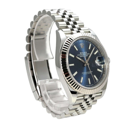 Rolex Datejust 41 Edelstahl Weißgold 126334 Blau Jubile-Band seitliche Ansicht auf silbernem Armband mit blauem Zifferblatt.