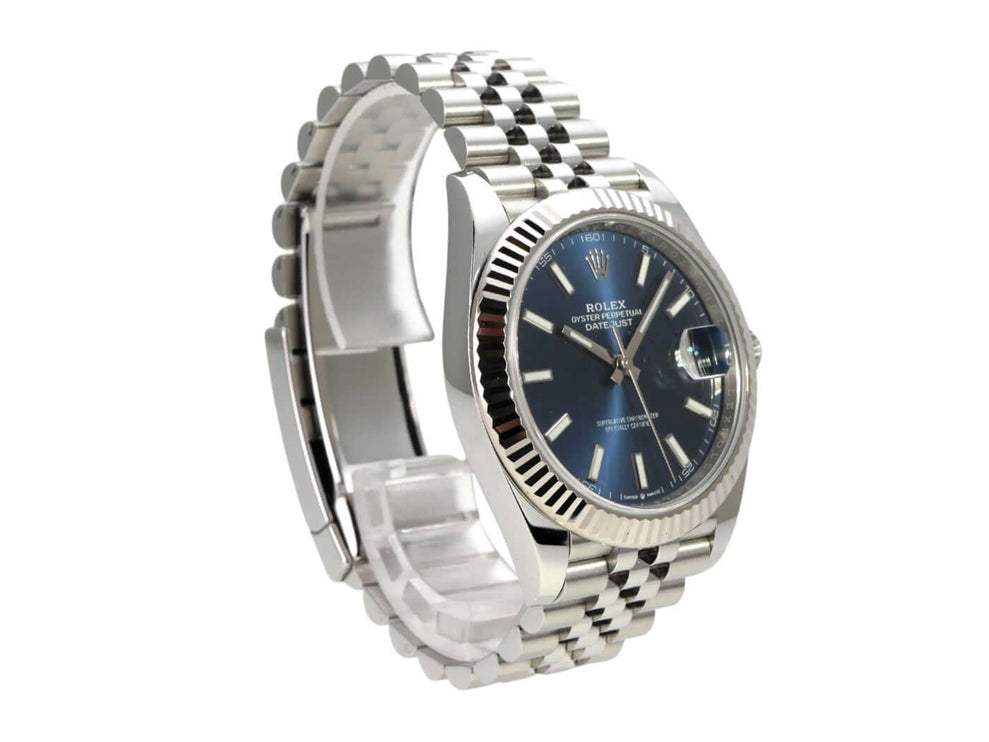 Rolex Datejust 41 Edelstahl Weißgold 126334 Blau Jubile-Band seitliche Ansicht auf silbernem Armband mit blauem Zifferblatt.