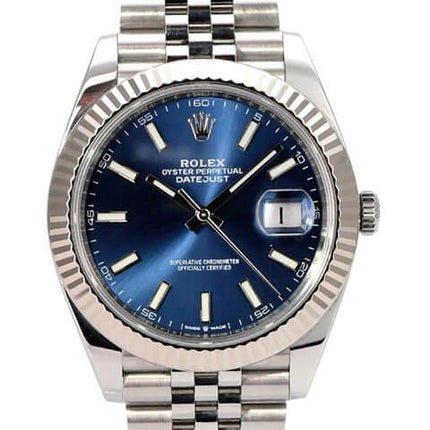 Rolex Datejust 41 Edelstahl Weißgold 126334 Blau Jubile-Band mit blauem Zifferblatt und Jubilee-Armband.