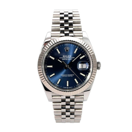 Rolex Datejust 41 Edelstahl Weißgold 126334 Blau Jubile-Band auf weißem Hintergrund