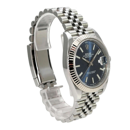 Rolex Datejust 41 Edelstahl Weißgold 126334 Blau Jubile-Band seitliche Ansicht mit blauem Zifferblatt und Jubile-Armband.