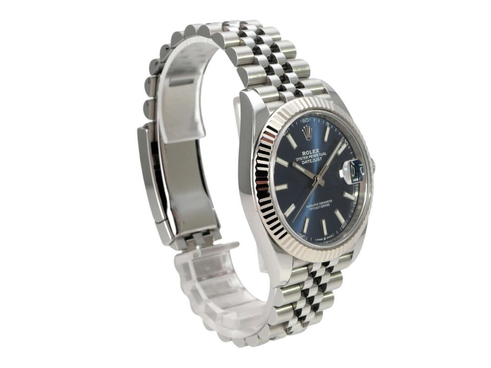Rolex Datejust 41 Edelstahl Weißgold 126334 Blau Jubile-Band seitliche Ansicht mit blauem Zifferblatt und Jubile-Armband.