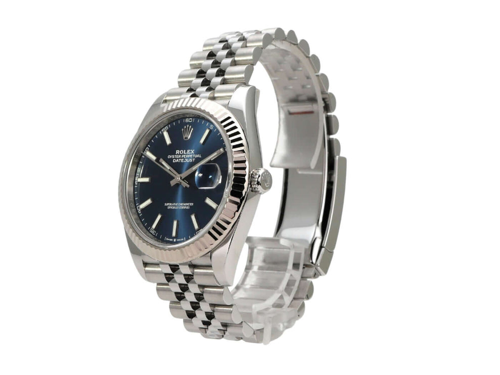 Rolex Datejust 41 Edelstahl Weißgold 126334 Blau Jubile-Band mit blauem Zifferblatt und Edelstahlarmband.