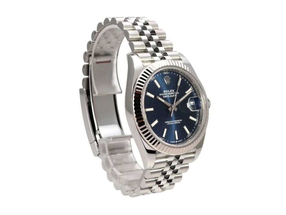 Rolex Datejust 41 Edelstahl Weißgold 126334 Blau Jubile-Band mit blauem Zifferblatt und Jubile-Armband.