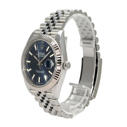 Rolex Datejust 41 Edelstahl Weißgold 126334 Blau Jubile-Band seitliche Ansicht mit blauem Zifferblatt und Jubile-Armband