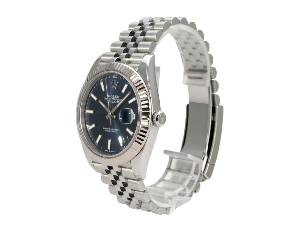 Rolex Datejust 41 Edelstahl Weißgold 126334 Blau Jubile-Band seitliche Ansicht mit blauem Zifferblatt und Jubile-Armband