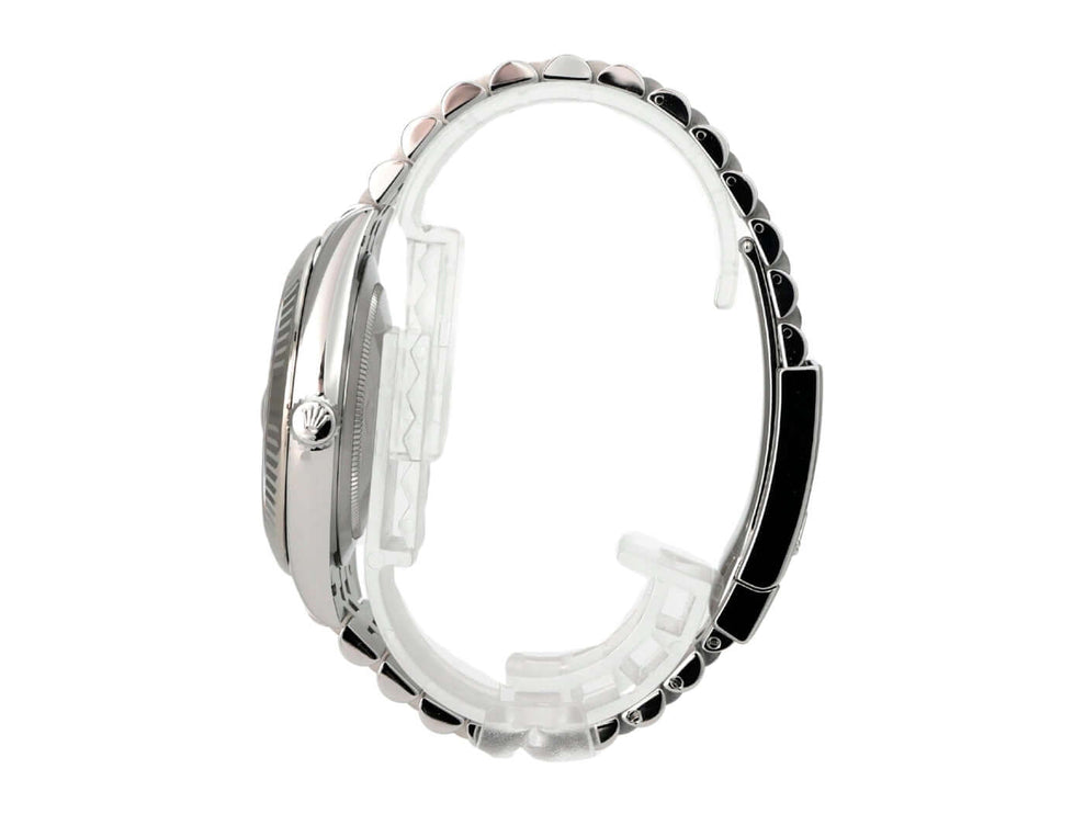 Rolex Datejust 41 Edelstahl Weißgold 126334 Blau Jubile-Band seitliche Ansicht mit schwarzem Armband und Edelstahl-Gehäuse.