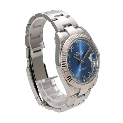 Rolex Datejust 41 Edelstahl Weißgold 126334 Blau Römisch mit blauem Zifferblatt und geriffelter Lünette.