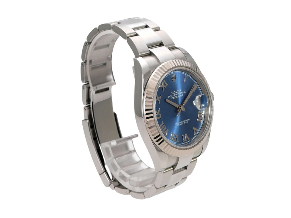 Rolex Datejust 41 Edelstahl Weißgold 126334 Blau Römisch mit blauem Zifferblatt und geriffelter Lünette.