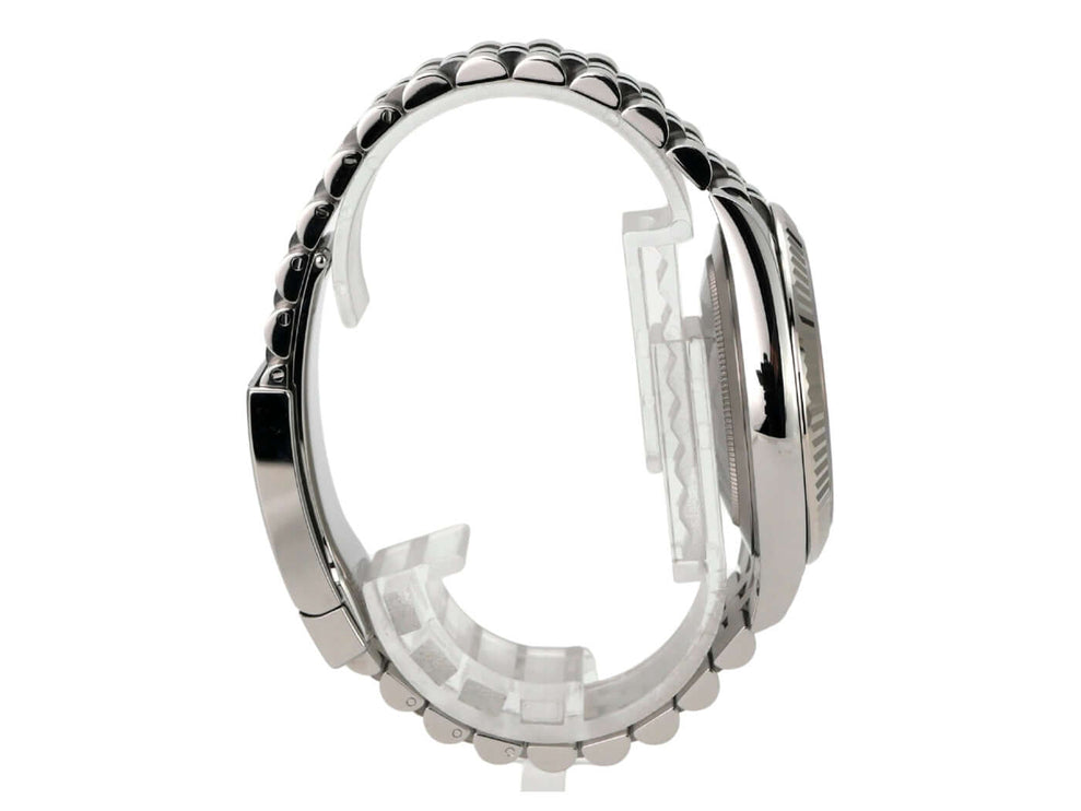 Detailansicht der Rolex Datejust 41 Oystersteel Weißgold 126334 Blau Römisch Jubile-Band von der Seite.