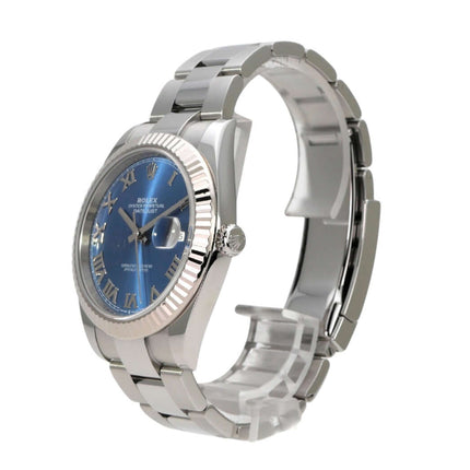 Rolex Datejust 41 Edelstahl Weißgold 126334 Blau Römisch seitliche Ansicht der Uhr mit blauem Zifferblatt und römischen Ziffern.