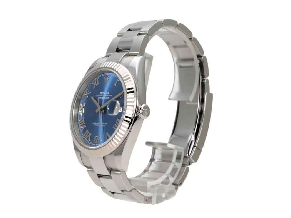 Rolex Datejust 41 Edelstahl Weißgold 126334 Blau Römisch seitliche Ansicht der Uhr mit blauem Zifferblatt und römischen Ziffern.
