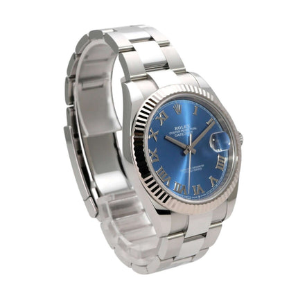 Rolex Datejust 41 Edelstahl Weißgold 126334 Blau Römisch mit blauem Zifferblatt und Edelstahlband.