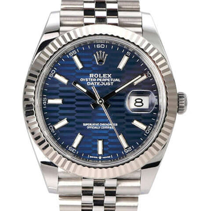 Rolex Datejust 41 Edelstahl Weißgold 126334 Blau Riffelmuster Jubile-Band mit blauem Zifferblatt und Jubilé-Armband.