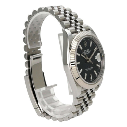 Rolex Datejust 41 Edelstahl Weißgold 126334 Blau Riffelmuster Jubile-Band seitliche Ansicht mit glänzendem Armband