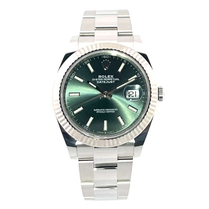 Rolex Datejust 41 Edelstahl Weißgold 126334 mit mintgrünem Zifferblatt, geriffelter Weißgold-Lünette, 41 mm Gehäuse und Edelstahl-Oyster-Armband.