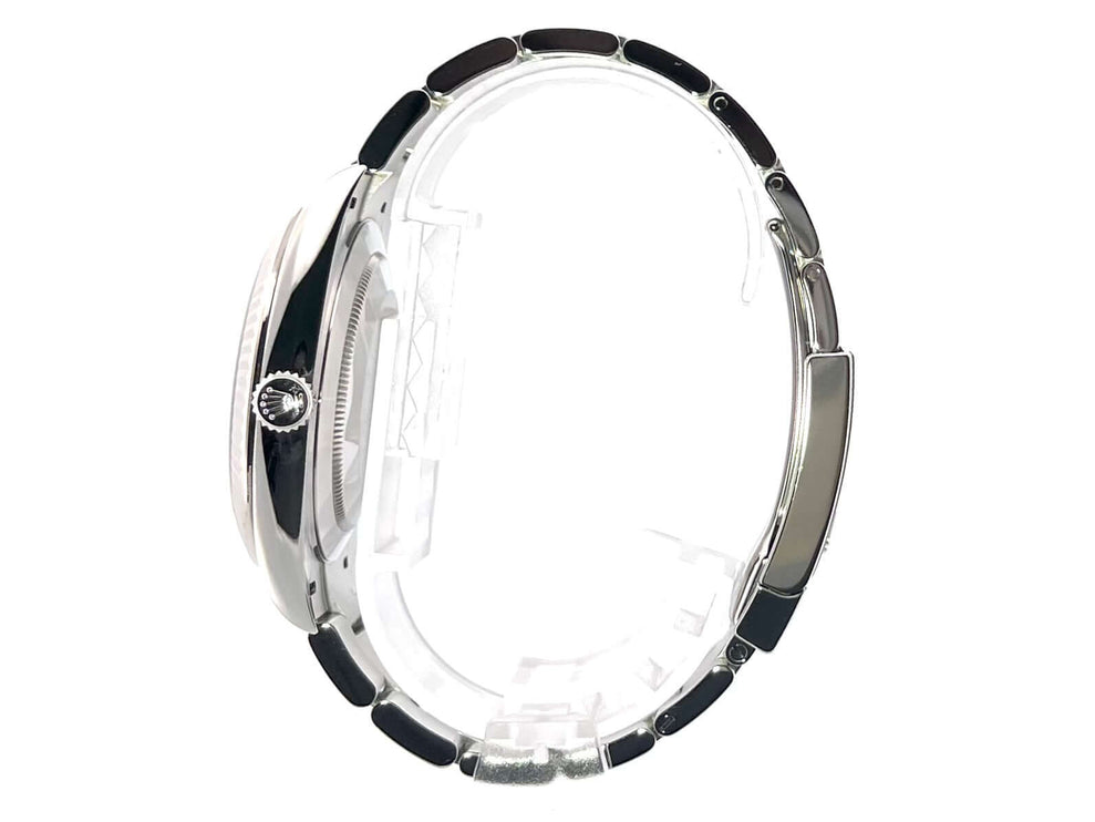 Seitenansicht der Rolex Datejust 41 Edelstahl Weißgold 126334 mit poliertem Edelstahlgehäuse und Oyster-Armband.