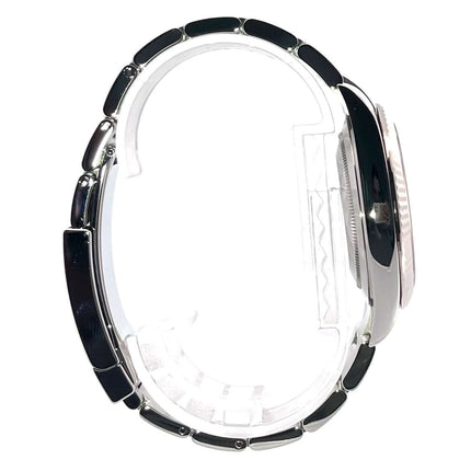 Seitenansicht der Rolex Datejust 41 Edelstahl Weißgold 126334 Uhr mit Oyster-Armband und geriffelter Lünette.