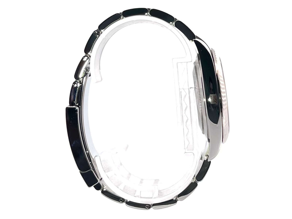 Seitenansicht der Rolex Datejust 41 Edelstahl Weißgold 126334 Uhr mit Oyster-Armband und geriffelter Lünette.