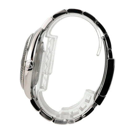 Seitenansicht der Rolex Datejust 41 Edelstahl Weißgold 126334 Mint Green mit schwarzem Armband und poliertem Gehäuse.