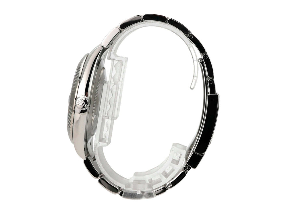 Seitenansicht der Rolex Datejust 41 Edelstahl Weißgold 126334 Mint Green mit schwarzem Armband und poliertem Gehäuse.