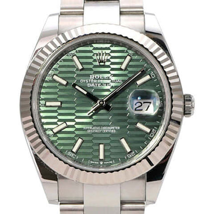 Rolex Datejust 41 Edelstahl Weißgold 126334 Mint Green Riffelmuster mit Oyster-Armband und geriffelter Lünette.