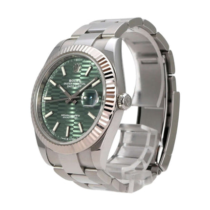 Rolex Datejust 41 Edelstahl Weißgold 126334 Mint Green Riffelmuster mit grünem Zifferblatt und Edelstahlarmband.