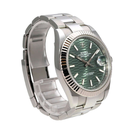 Rolex Datejust 41 Edelstahl Weißgold 126334 Mint Green Riffelmuster Uhrenansicht mit geriffelter Lünette.