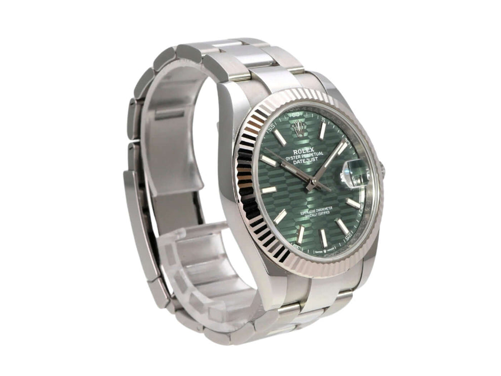Rolex Datejust 41 Edelstahl Weißgold 126334 Mint Green Riffelmuster Uhrenansicht mit geriffelter Lünette.