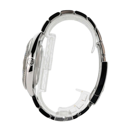 Rolex Datejust 41 Edelstahl Weißgold 126334: Seitenansicht der Armbanduhr mit poliertem Edelstahlband und geriffelter Lünette.