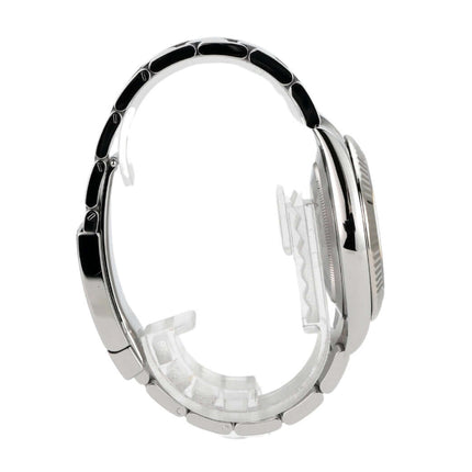 Seitenansicht der Rolex Datejust 41 Edelstahl Weißgold 126334 mit rhodiumfarbenem Diamantzifferblatt und Oyster Band.