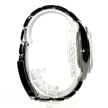 Seitenansicht der Rolex Datejust 41 Edelstahl Weißgold 126334 mit poliertem und satiniertem Edelstahlband und rhodiumfarbenem Zifferblatt.