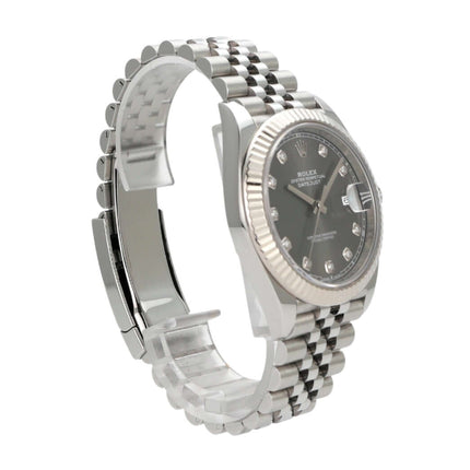 Rolex Datejust 41 Edelstahl Weißgold 126334 mit rhodiumfarbenem Zifferblatt und Jubile-Band.