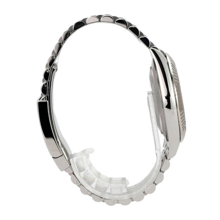 Seitenansicht der Rolex Datejust 41 Edelstahl Weißgold 126334 mit Jubile-Band und rhodiumfarbenem Zifferblatt.