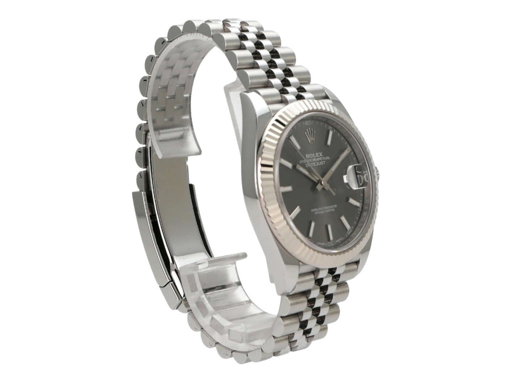 Rolex Datejust 41 Edelstahl Weißgold 126334 Rhodium Jubile-Band seitliche Ansicht mit rhodiumfarbenem Zifferblatt.