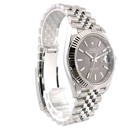 Rolex Datejust 41 Edelstahl Weißgold 126334 Rhodium Jubile-Band, poliertes Edelstahls-Gehäuse, rhodiumfarbenes Zifferblatt und geriffelte Lünette aus 18 kt Weißgold