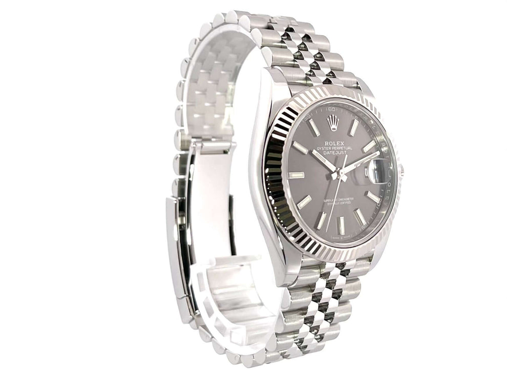 Rolex Datejust 41 Edelstahl Weißgold 126334 Rhodium Jubile-Band, poliertes Edelstahls-Gehäuse, rhodiumfarbenes Zifferblatt und geriffelte Lünette aus 18 kt Weißgold