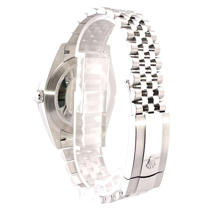 Rückansicht der Rolex Datejust 41 Edelstahl Weißgold 126334, zeigt poliertes und satiniertes Edelstahlgehäuse und Jubile-Armband mit Faltschließe