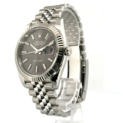 Rolex Datejust 41 126334 aus Edelstahl und Weißgold mit Rhodium-Zifferblatt und Jubile-Band auf weißem Hintergrund.