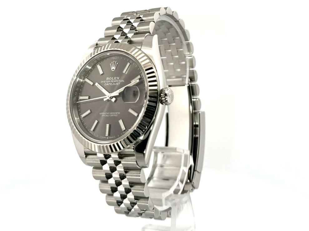 Rolex Datejust 41 126334 aus Edelstahl und Weißgold mit Rhodium-Zifferblatt und Jubile-Band auf weißem Hintergrund.