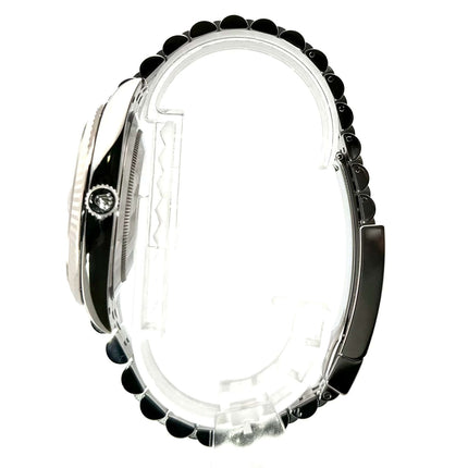 Rolex Datejust 41 Ref. 126334 Seitenansicht des Edelstahlgehäuses und Jubiläumsarmbands, weißgold geriffelte Lünette.