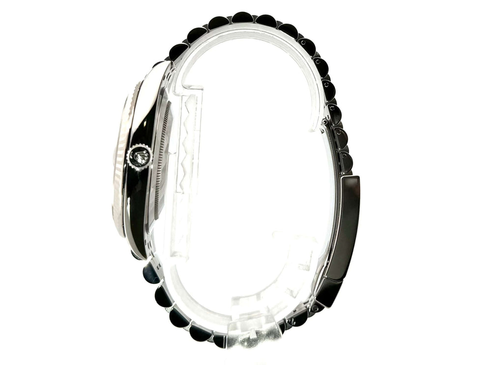 Rolex Datejust 41 Ref. 126334 Seitenansicht des Edelstahlgehäuses und Jubiläumsarmbands, weißgold geriffelte Lünette.