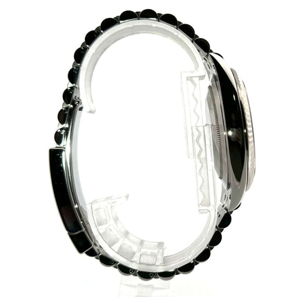 Seitenansicht der Rolex Datejust 41 Edelstahl Weißgold 126334 mit Jubile-Band und geriffelter Lünette