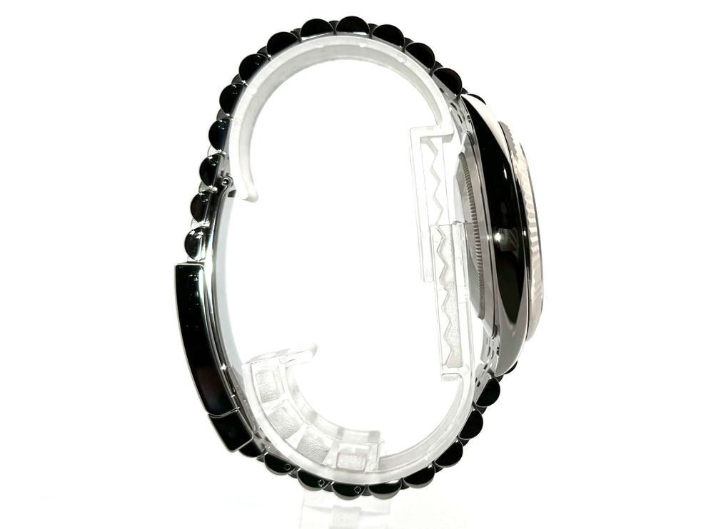 Seitenansicht der Rolex Datejust 41 Edelstahl Weißgold 126334 mit Jubile-Band und geriffelter Lünette